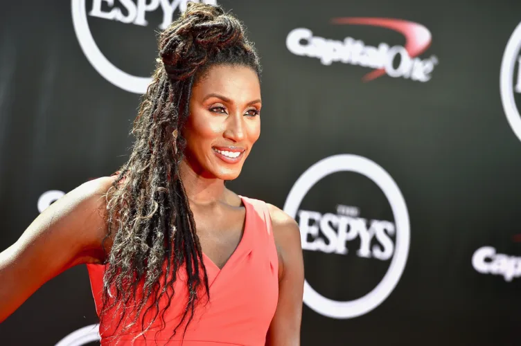 The Sparks honor Lisa Leslie with bronze statue